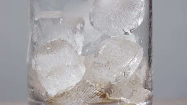 Покладіть Кубики Льоду Колу Прозоре Скло — стокове відео