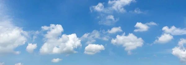 Білі Хмари Блакитне Небо — стокове фото
