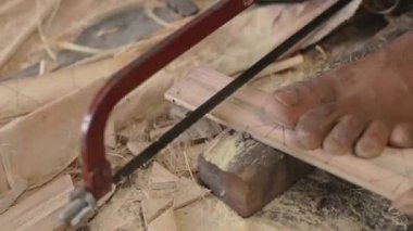 Makaleler 4 yapmak için bambu bitki üzerinde çalışan esnaf