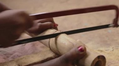 Makaleler 2 yapmak için bambu bitki üzerinde çalışan esnaf