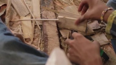 Makaleler 1 yapmak için bambu bitki üzerinde çalışan esnaf