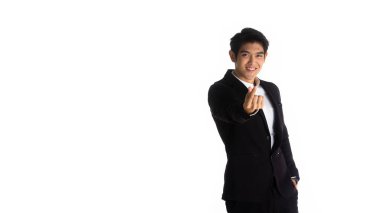 Yakışıklı genç işadamı Asya beyaz siyah saçlı siyah bir takım elbise giymek, bir gülümseme ve mini kalp sembolü ile pozlar ayakta olmak. Beyaz arka planda