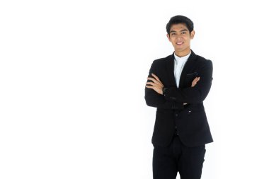 Yakışıklı genç işadamı Asya beyaz siyah saçlı siyah bir takım elbise giymek, bir gülümseme olmak ve ayakta kollarını çapraz tarafından pozlar. Beyaz arka planda