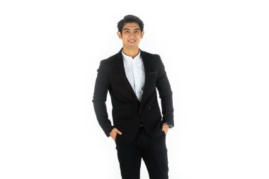 Yakışıklı genç işadamı Asya beyaz siyah saçlı siyah bir takım elbise giymek, bir gülümseme ve ayakta el yankesiciler tarafından pozlar olmak. Beyaz arka planda