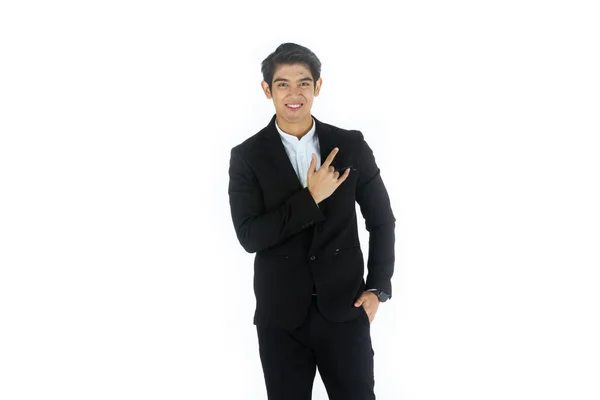 Stilig ung affärsman asiatiska kaukasiska bära en svart kostym med svart hår, vara ett leende och stående utgör av kärleks symbol. På vit bakgrund — Stockfoto