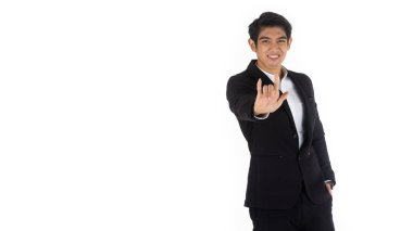 Yakışıklı genç işadamı Asya beyaz siyah saçlı siyah bir takım elbise giymek, bir gülümseme ve ayakta aşk sembolü ile pozlar olmak. Beyaz arka planda