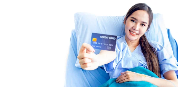 Asian young female patients show a demo credit card in hand. To pay medical expenses With smiles and bright facial expressions in the patient's ward. — Stock Photo, Image