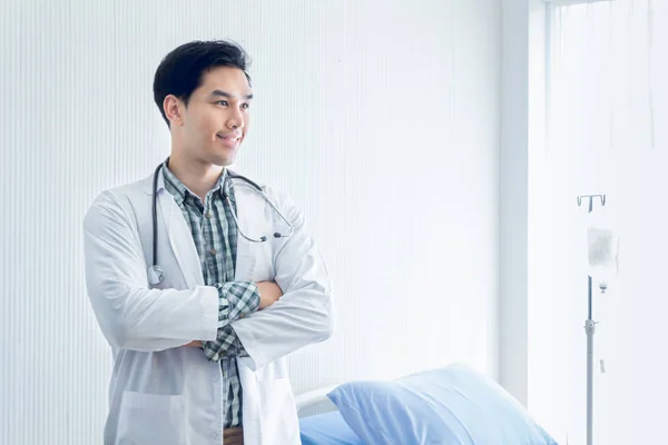 Portrait of a smart doctor standing in the medical room wait for diagnosing patient and treatment in new concept modern medicine. — Stock Photo, Image