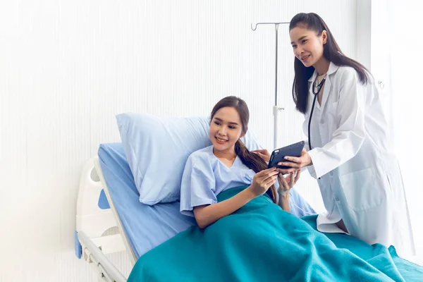 Asian young female patients show medicine in their hands. expressions symptoms improved in the patients ward — Stock Photo, Image