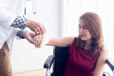 Asyalı bir kadın hasta kolu kırılırken kaza geçirdi.,