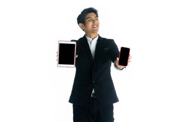 Yakışıklı genç işadamı Asya beyaz siyah takım elbise zekâ giymek