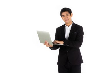 Yakışıklı genç işadamı Asya beyaz siyah takım elbise zekâ giymek