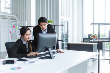 Bilgisayar üzerinden bilgi analiz genç işadamları ve