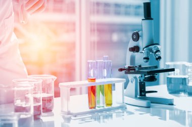 Bilim adamları bir sc gagaları ve kimyasal test tüpleri sıvı koymak