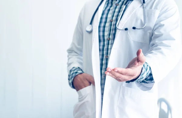 Doktor ayakta ve medica elini koydu