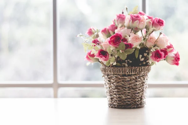 I fiori sono in un vaso di legno. Posizionato vicino alla finestra di vetro sul th — Foto Stock