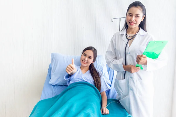 Asian young female patient lying in the bed improved symptoms al — Stock Photo, Image