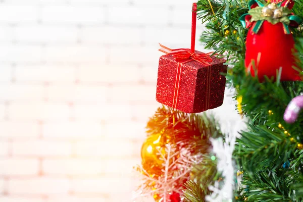 Una caja de regalo roja colgada de un árbol de Navidad. Ideas para dar la bienvenida a la —  Fotos de Stock