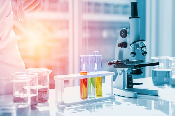 Bilim adamları bir sc gagaları ve kimyasal test tüpleri sıvı koymak