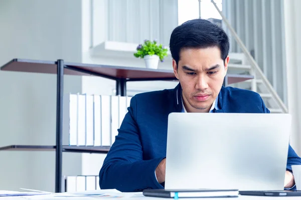 En ung affärsman som sitter på ett modernt kontor. Han har en Feel St — Stockfoto