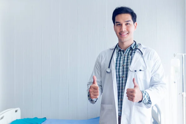 The doctor standing and put his hand thumb up in the medical roo — Stock Photo, Image