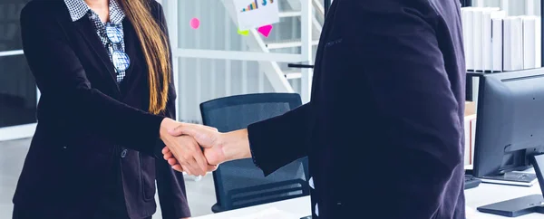 Genç Asya İşadamları ayakta ve bir f hakkında el sıkışma