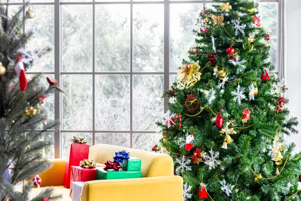 Quarto decorado com árvores de Natal e uma caixa de presente com uma fita — Fotografia de Stock