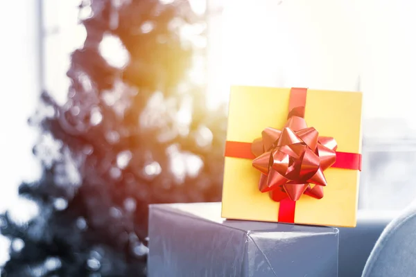 Quarto decorado com árvores de Natal e uma caixa de presente com uma fita — Fotografia de Stock