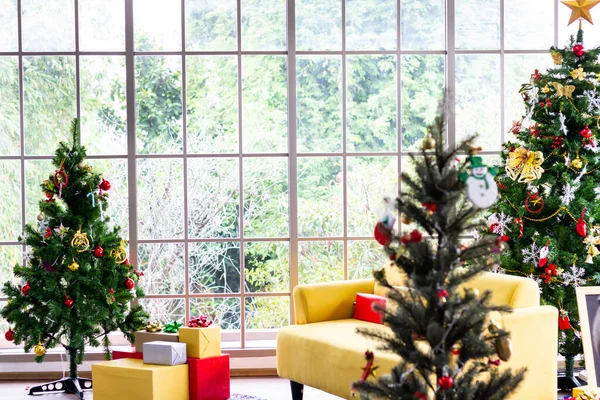 크리스마스 트리로 장식된 방 과 리본이 달린 선물 상자 — 스톡 사진