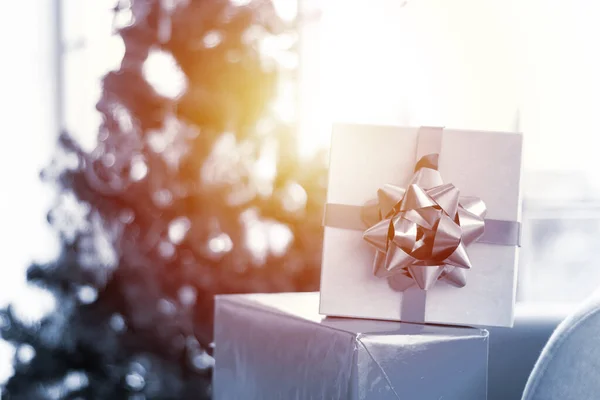 Quarto decorado com árvores de Natal e uma caixa de presente com uma fita — Fotografia de Stock