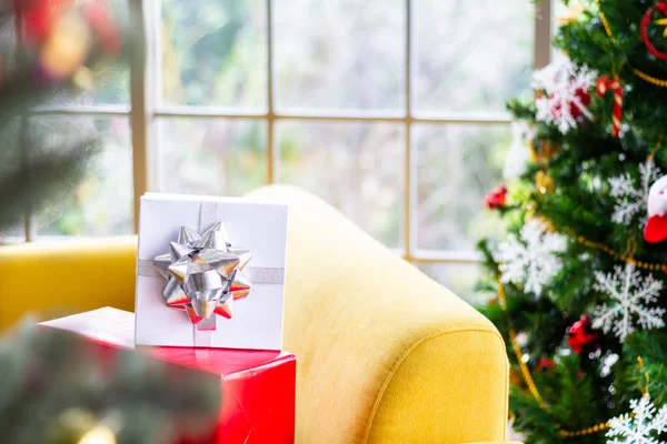 Quarto decorado com árvores de Natal e uma caixa de presente com uma fita — Fotografia de Stock