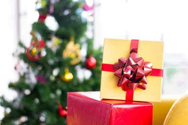 Chambre décorée avec des arbres de Noël et une boîte cadeau avec un ruban — Photo