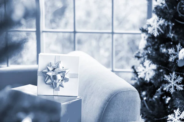 房间装饰着圣诞树和一个装有彩带的礼品盒 — 图库照片