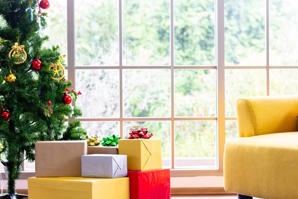 房间装饰着圣诞树和一个装有彩带的礼品盒 — 图库照片