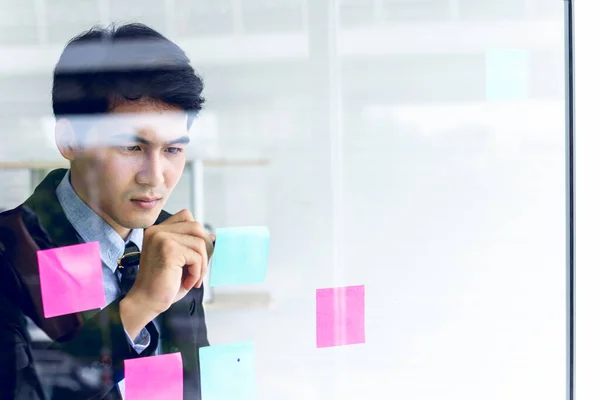 Ticari finans konsepti için genç Asyalı iş fikrinin portresi.