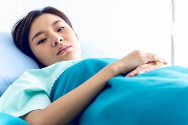 Asyalı kadın hastalar kendilerini depresyonda hissederler. Hastanede tedavi olmayı beklerler..