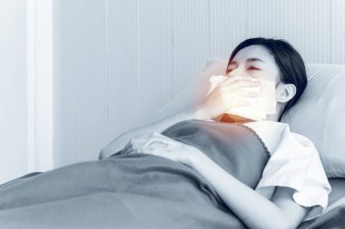 Asyalı kadınlar streslidir. Koronavirüs ya da kovid 19 enfeksiyonundan ve özel bir hasta odasında hasta yatağında iyileşme sürecinden dolayı..