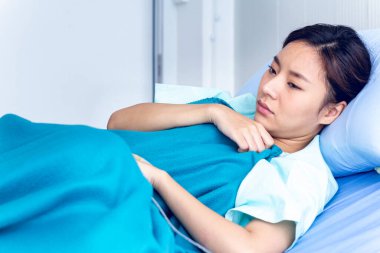 Asyalı kadın hastalar kendilerini depresyonda hissederler. Hastanede tedavi olmayı beklerler..