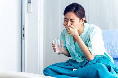 Asyalı kadın hastalar kendilerini depresyonda hissederler. Hastanede tedavi olmayı beklerler..