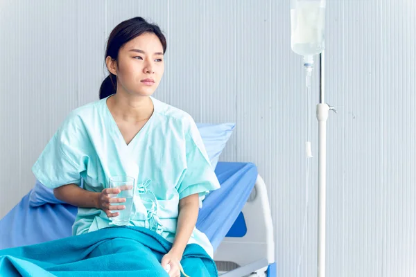 Asian female patients feel depressed Stay in bed waiting to be treated at the hospital.