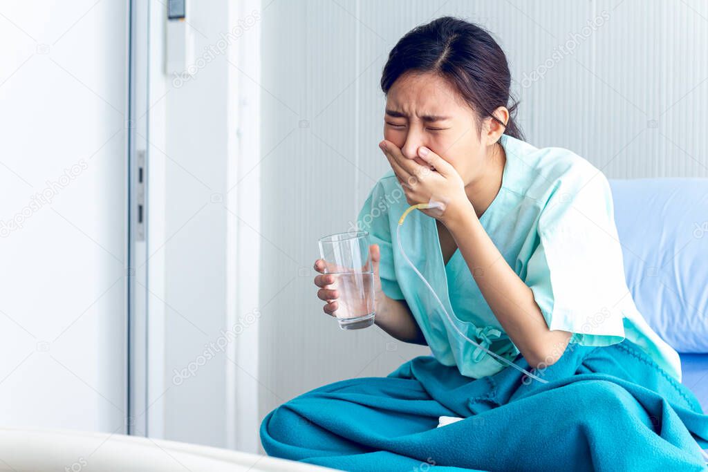 Asian female patients feel depressed Stay in bed waiting to be treated at the hospital.