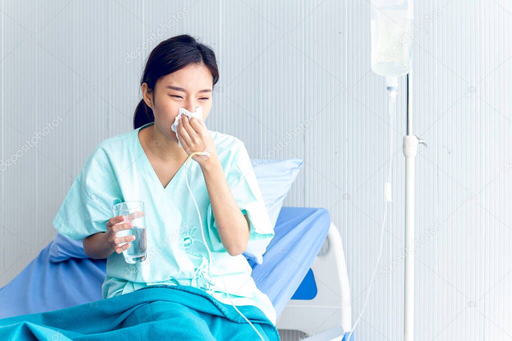 Asian female patients feel depressed Stay in bed waiting to be treated at the hospital.