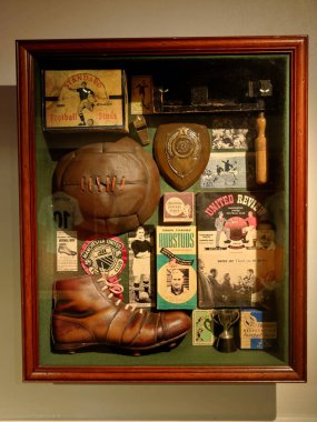 Blackpool, 14 Ocak: Madame Tussauds Blackpool, İngiltere'de 2018. Futbol Hediyelik eşya ile vitrin.