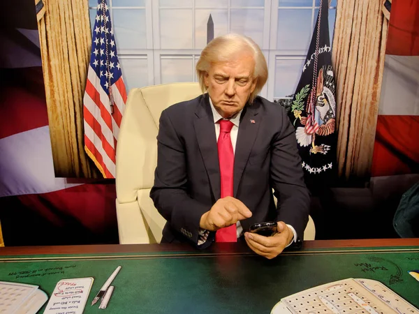 Blackpool, 14 Ocak: Madame Tussauds, İngiltere'de 2018. Donald Trump bir cep telefonu, Beyaz Saray'da Başkan işaret balmumu rakam.