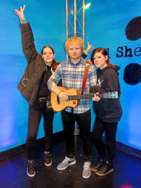 Blackpool, 14 Ocak: Madame Tussauds, İngiltere'de 2018. Edward Christopher Sheeran ve iki poz kız.