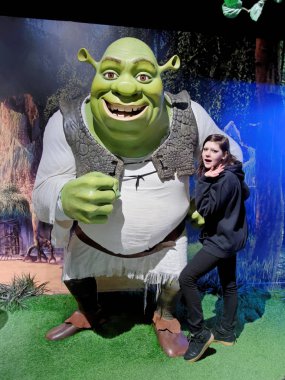 Blackpool, 14 Ocak: Madame Tussauds, İngiltere'de 2018. Shrek Mike Myers ve poz bir kız tarafından dile getirdi bir kurgusal yeşil ogre karakterdir.