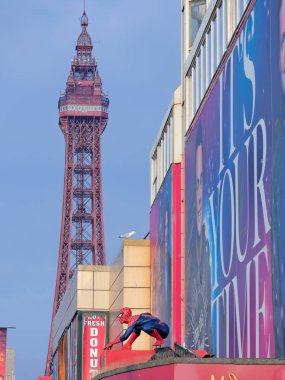 Blackpool, 14 Ocak: Madame Tussauds, İngiltere'de 2018. Spider-Man Blackpool Tower arka plan üzerinde.