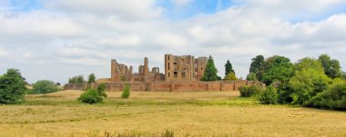 Kenilworth, Ağustos 06: Kenilworth kale Birleşik Krallık, 2018 Panoraması. 1.600 hektarlık park kalbinde yer alan ve büyük bir yapay göl tarafından çevrili bir alçak tepede duran.