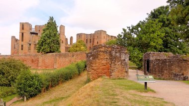 Kenilworth, Ağustos 06: Kenilworth Castle, İngiltere, 2018. Muhteşem kalıntıları çoğunlukla yerel kırmızı kumtaşı, inşa, Ortaçağ ve Tudor geçmişiyle çoğunu ortaya.