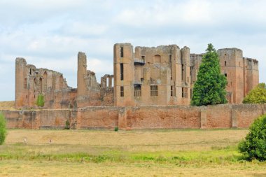 Kenilworth, Ağustos 06: yüksek bir savunma duvar tarafından korunaklı Kenilworth kale harabeleri. İngiltere'de, 2018.